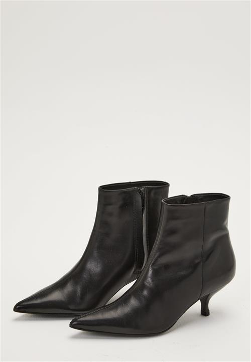 MAKE WAY Heeled Leather Ankle Boot