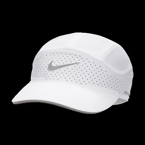 Se Ustruktureret Nike Fly Dri-FIT ADV-kasket med reflekterende design - hvid hos Nelly