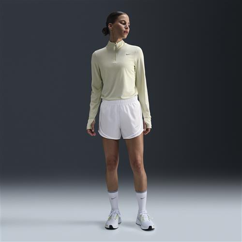 Nike Tempo Dri-FIT-løbeshorts med mellemhøj talje og indershorts til kvinder - hvid