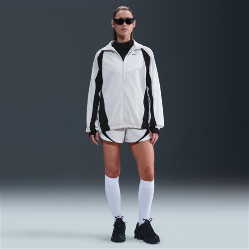 Nike -løbeshorts (7,5 cm) med mellemhøj talje og løstsiddende pasform til kvinder - grå