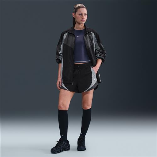 Nike -løbeshorts (7,5 cm) med mellemhøj talje og løstsiddende pasform til kvinder - sort