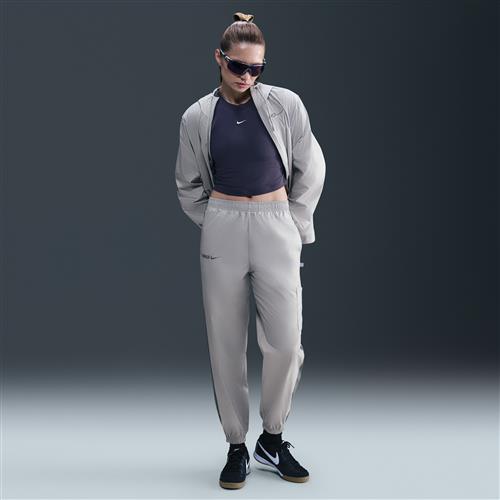 Vævede FC Barcelona Essential Repel Nike Football-joggers med mellemhøj talje til kvinder - grå