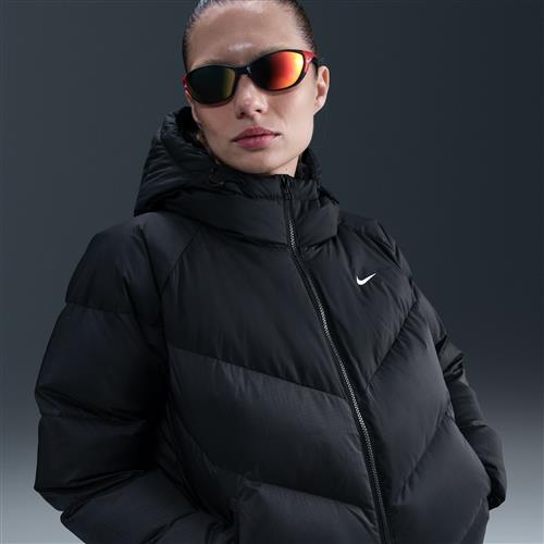 Løstsiddende Nike Windpuffer Storm-FIT-dynejakke med hætte til kvinder - sort