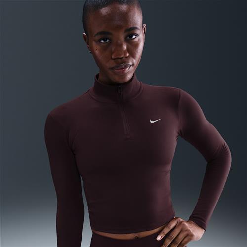 Se Nike One Fitted Dri-FIT-mellemlag med 1/4-lynlås til kvinder - rød hos Nelly