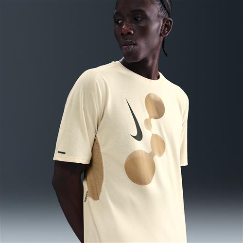 Kortærmet Nike Solar Chase Dri-FIT ADV-løbetrøje til mænd - brun