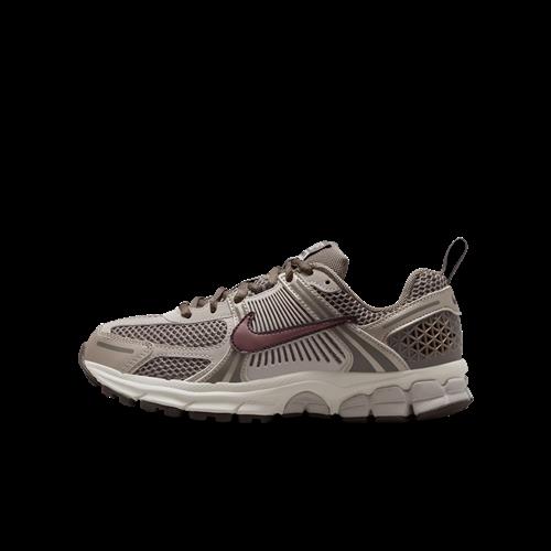 Nike Vomero 5-sko til større børn med reflekser - brun