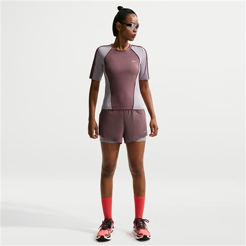 Nike Swift Dri-FIT 2-i-1-løbeshorts med mellemhøj talje til kvinder - lilla