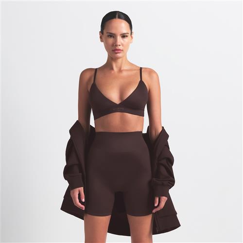 Trekantet NikeSKIMS Shine-bh til kvinder - brun