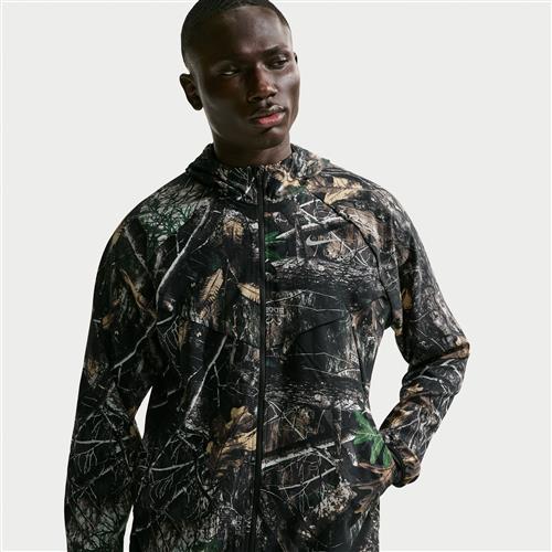 Nike Stride Dri-FIT Realtree®-løbejakke til mænd - grå