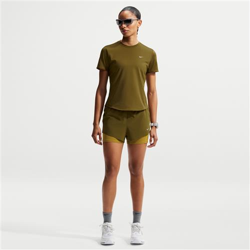 Nike Swift Dri-FIT 2-i-1-løbeshorts med mellemhøj talje til kvinder - brun