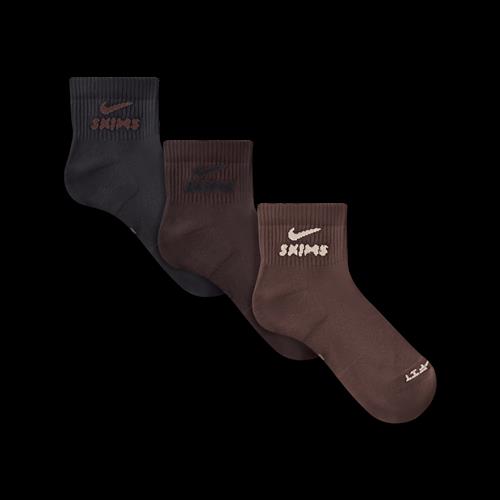 NikeSKIMS Dri-FIT-kvartstrømper til kvinder (3 par) - brun