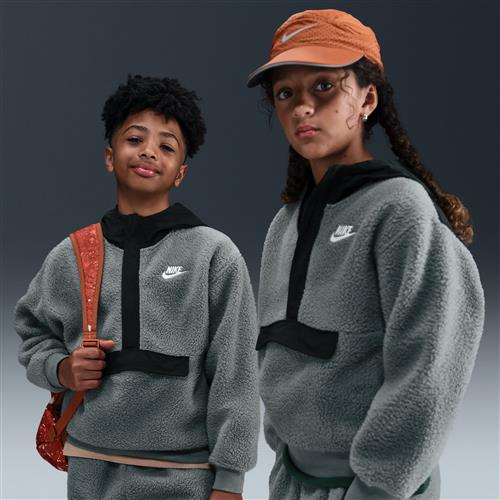 Løstsiddende Nike Club Fleece-hættetrøje med 1/4-lynlås til større børn - grå
