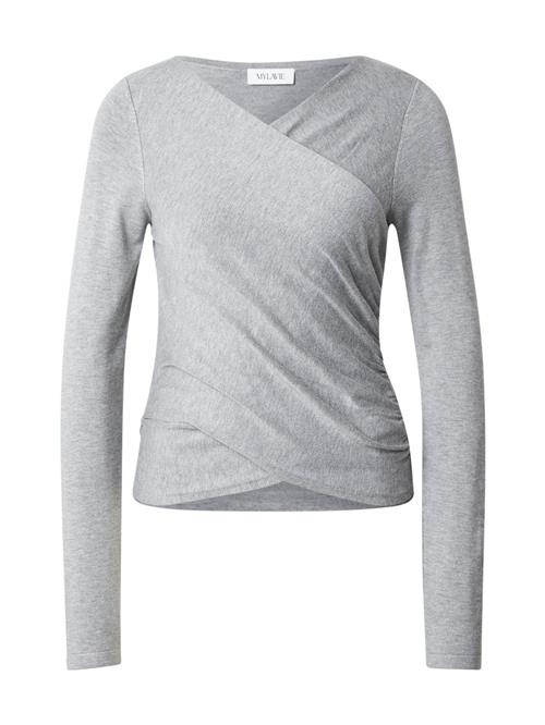 Se MYLAVIE by Sarah Harrison Shirts  grå hos About You