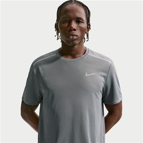 Nike Miler Dri-FIT UV Protection-løbeoverdel med korte ærmer til mænd - grå