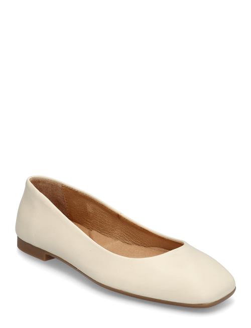 Pavement | Katie | 38