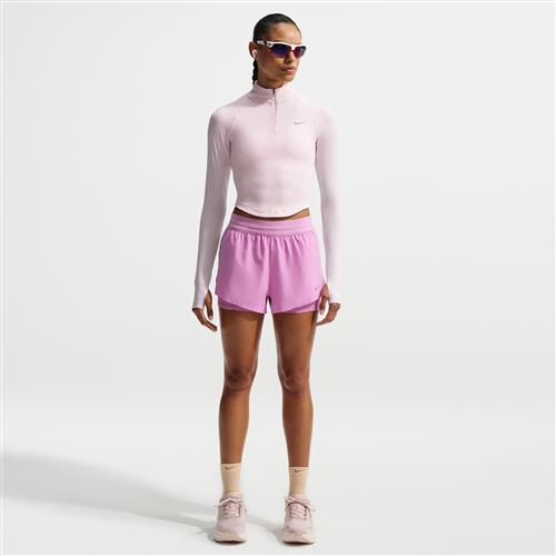 Nike Swift Dri-FIT 2-i-1-løbeshorts med mellemhøj talje til kvinder - lilla