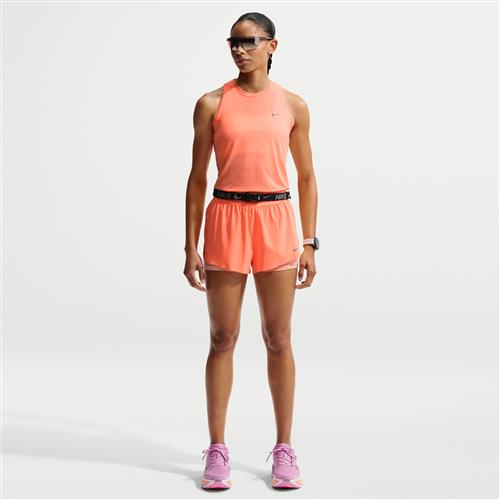 Nike Swift Dri-FIT 2-i-1-løbeshorts med mellemhøj talje til kvinder - Orange
