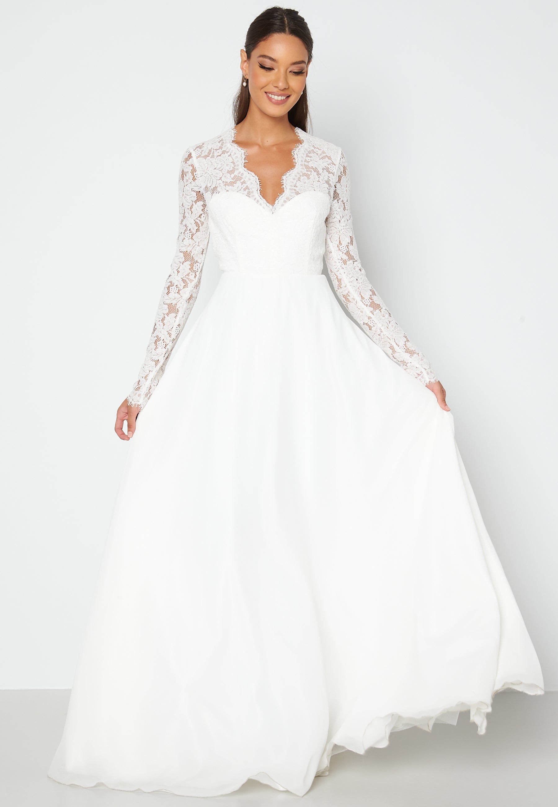 Bubbleroom Occasion Scallop V-Neck Lace Gown