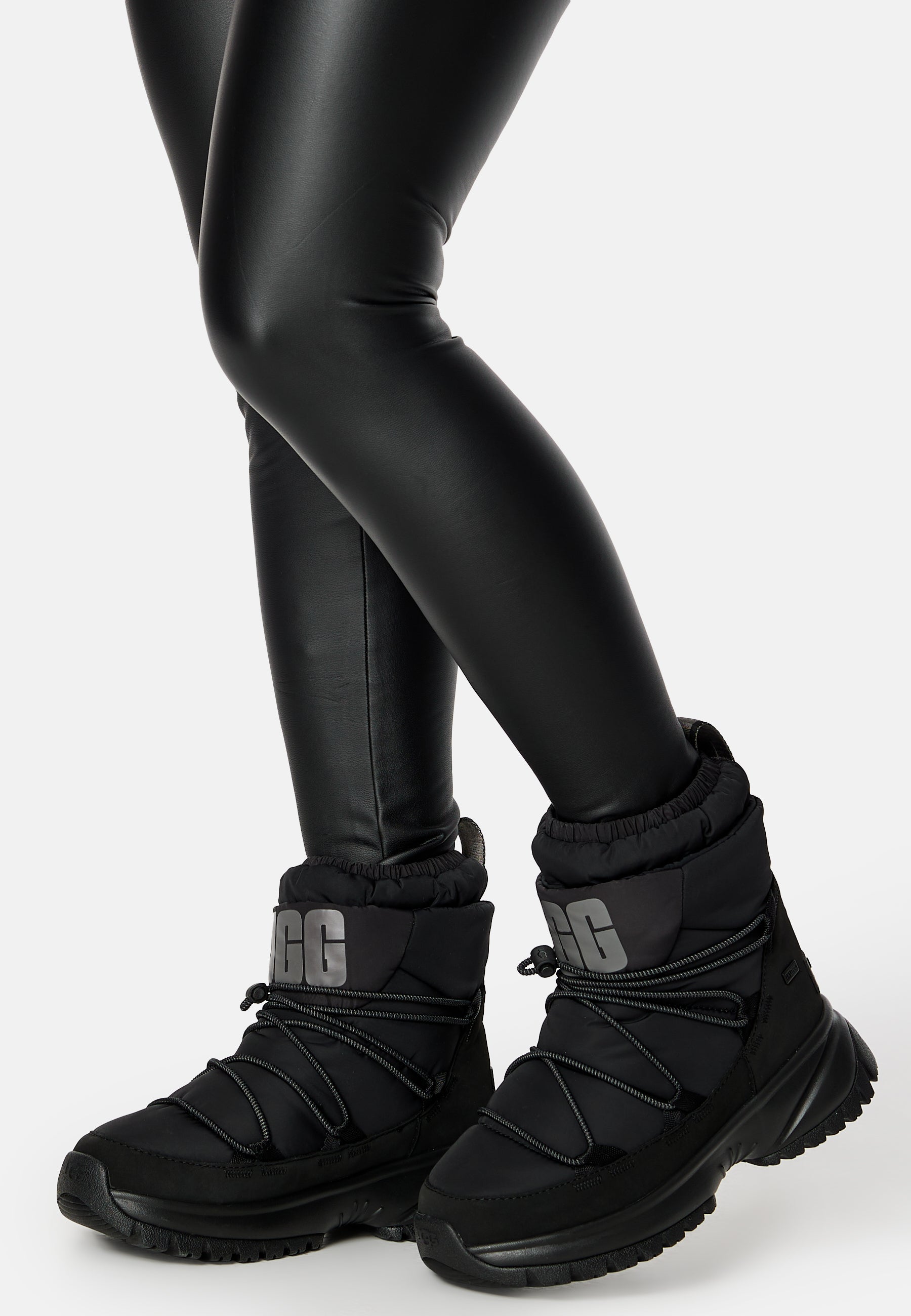 UGG Yose Puffer Mid