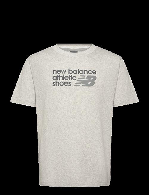 Se New Balance | Athletics Premium Relaxed Chest Logo T-Shirt | XS hos Booztlet