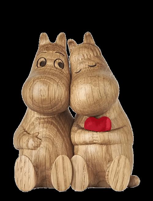 Dsignhouse Moomin | Mumitroldene Træfigur Egetræ Kram, Rød Hjerte | H:10CM