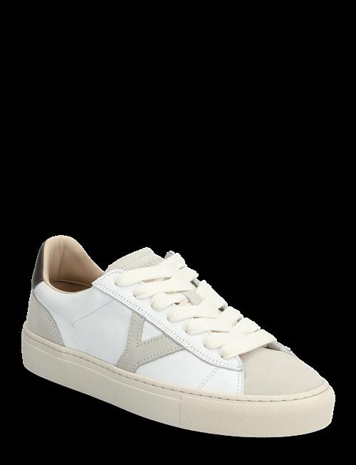 Sneaky Steve | Simona W White | 38